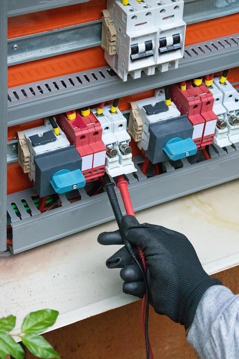 cleaning-maintenance-solar-energy-inverter-equipment_88235-3831